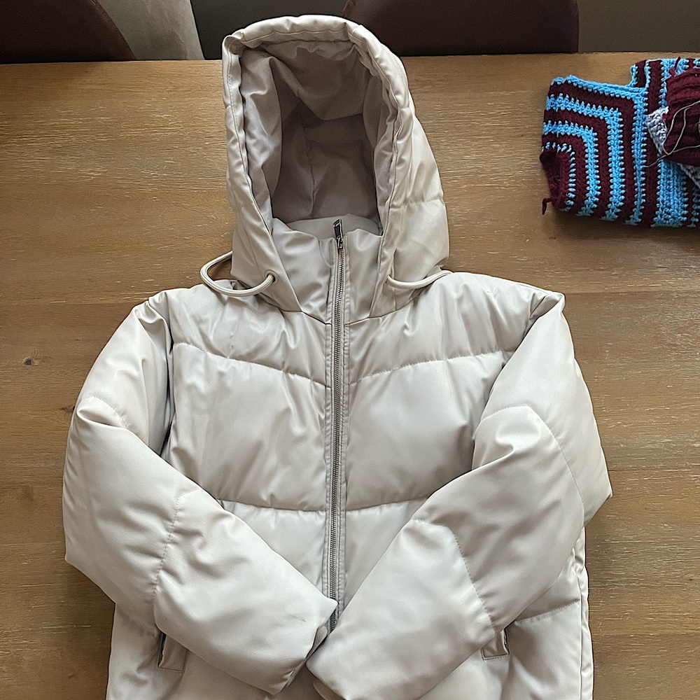 Super cute puffy white leather Zara winter puffer coat jacket size M with good